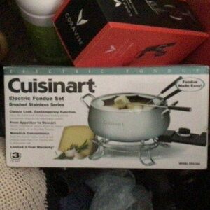 NWT cuisinart electric fondue set